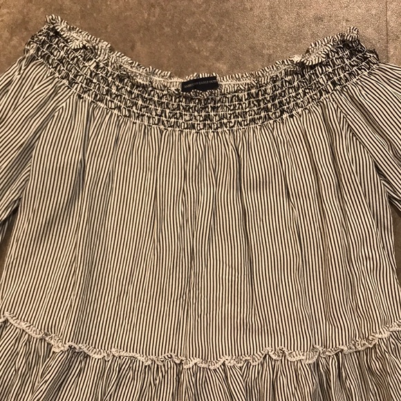 AMERICAN EAGLE 🦅 Off the Shoulder Top - Picture 3 of 5
